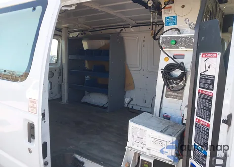 2014 Ford E-350 Super Duty Commercial z USA, uszkodzony, nr VIN 1FDSE3EL2EDB10624